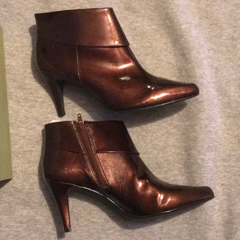Gianni Bini Brown patent booties